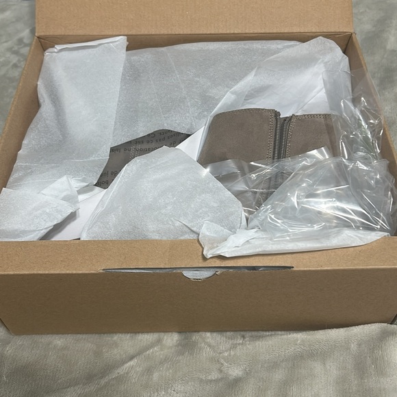 NIB J Crew flat grey ankle boots - Picture 6 of 9